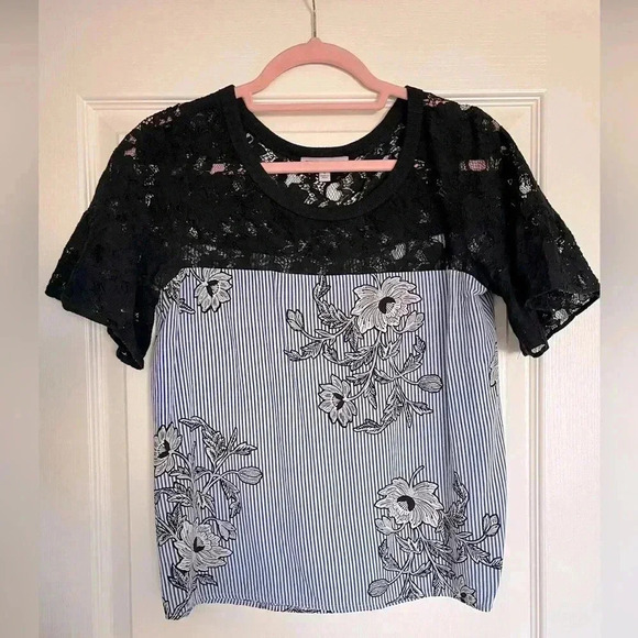 Blue floral rayon and black lace top with ruffle butterfly sleeves - Picture 1 of 7